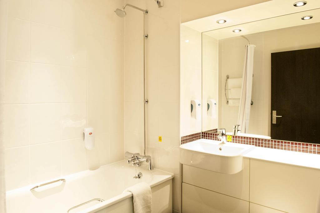 Premier Inn London Kingston Upon Thames Екстериор снимка